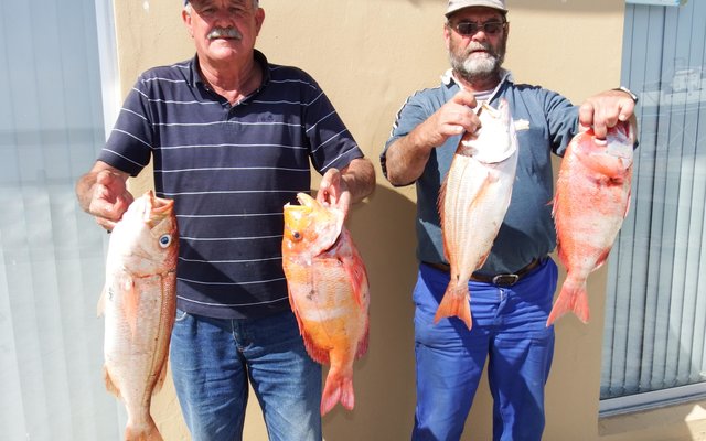Vlnr is Jean Downing en Bertus Prins met ‘n deel van hulle vangstes vir die dag
